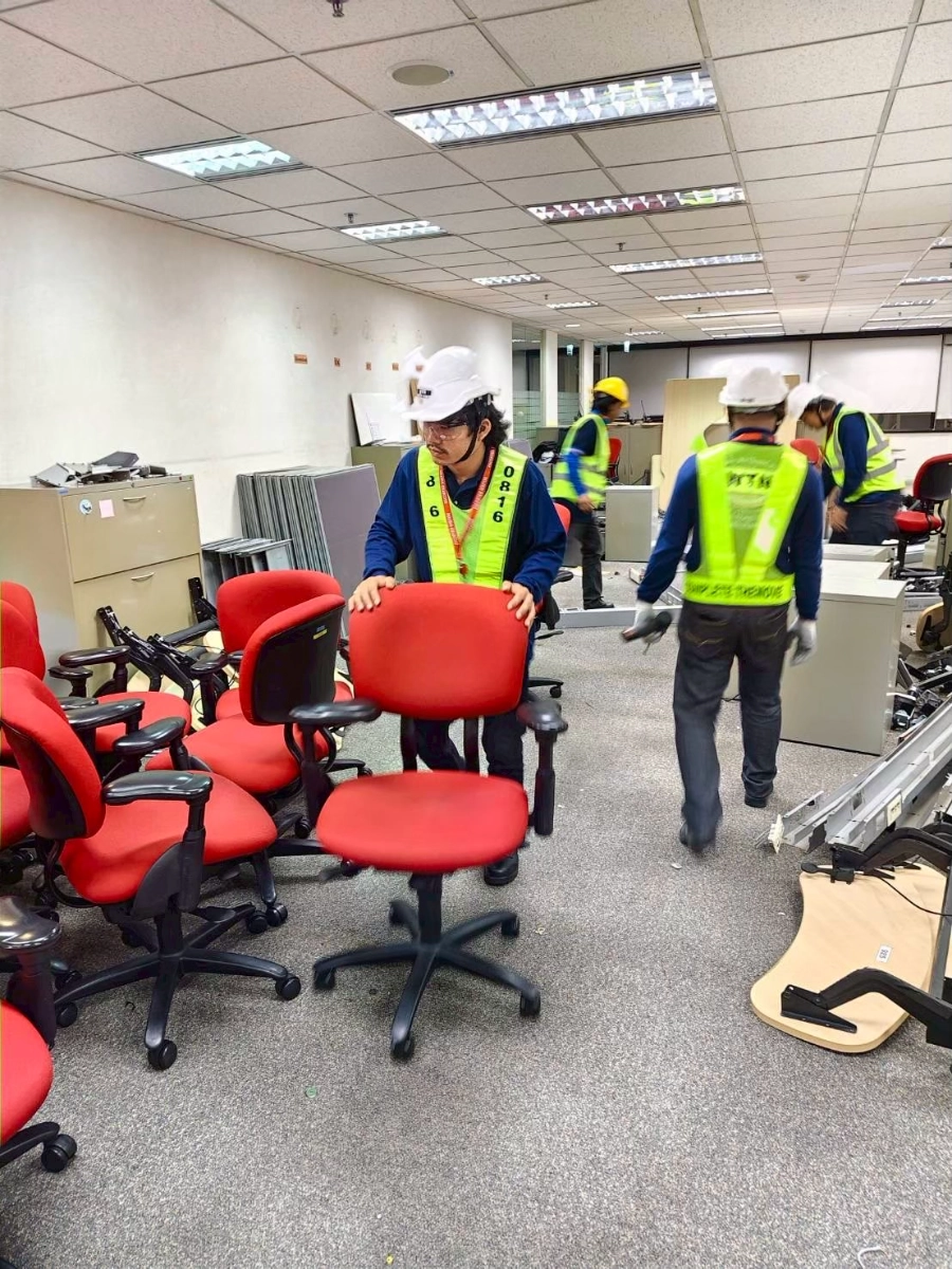 ผลงานการรื้อถอดขนย้ายประกอบติดตั้งเฟอร์นิเจอร์โต๊ะทำงาน